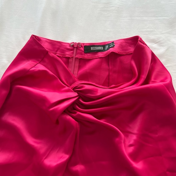 Missguided ruched thigh slit satin skirt in pink - Picture 4 of 4